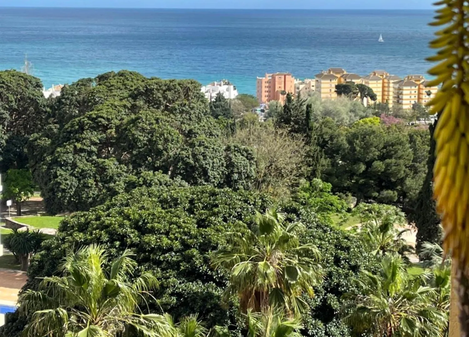 Contacts de Balcon Con Vistas Al Mar Y Piscinas En Hercules